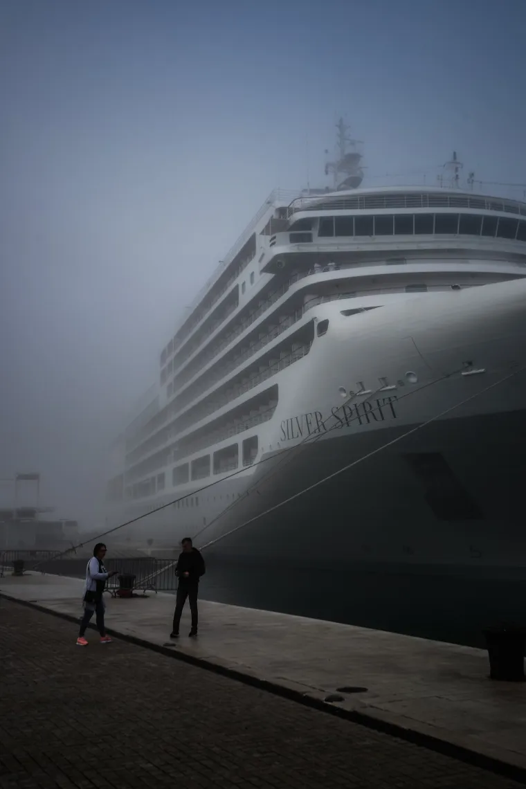Magla opkolila Zadar, luksuznom kruzeru vide se tek konture