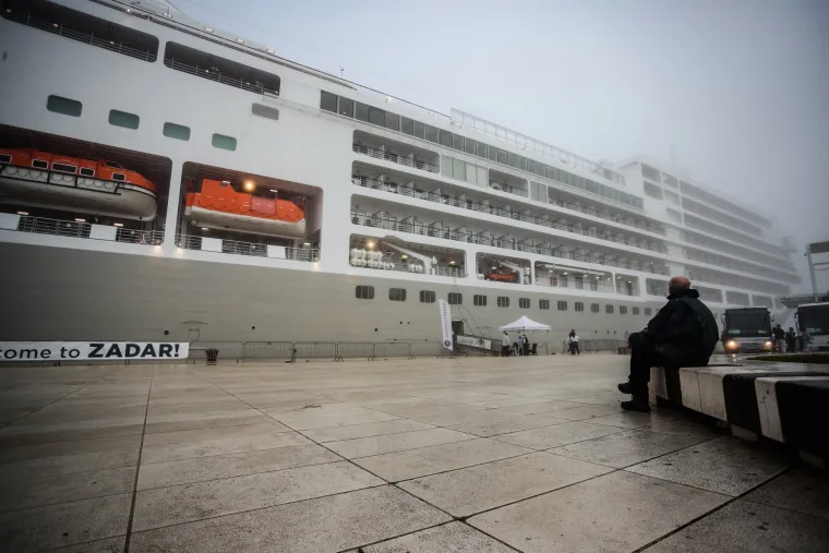 Magla opkolila Zadar, luksuznom kruzeru vide se tek konture