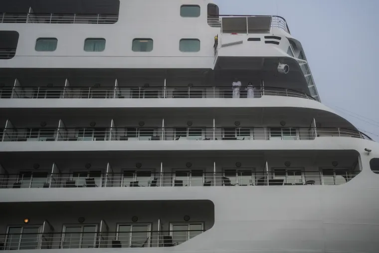 Magla opkolila Zadar, luksuznom kruzeru vide se tek konture