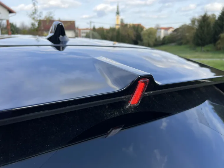 Stražnje stop svjetlo djeluje poput onih na Formuli 1