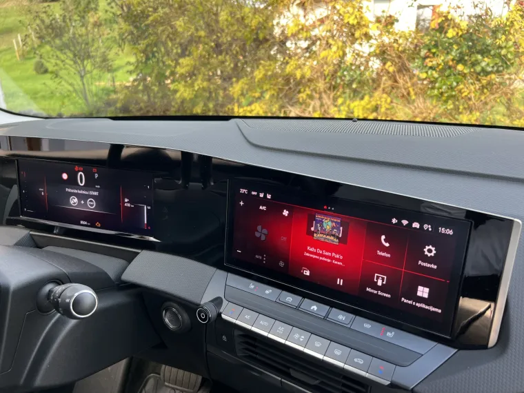 Dva ekrana veličine 10 inča djeluju poput jednog velikog panela