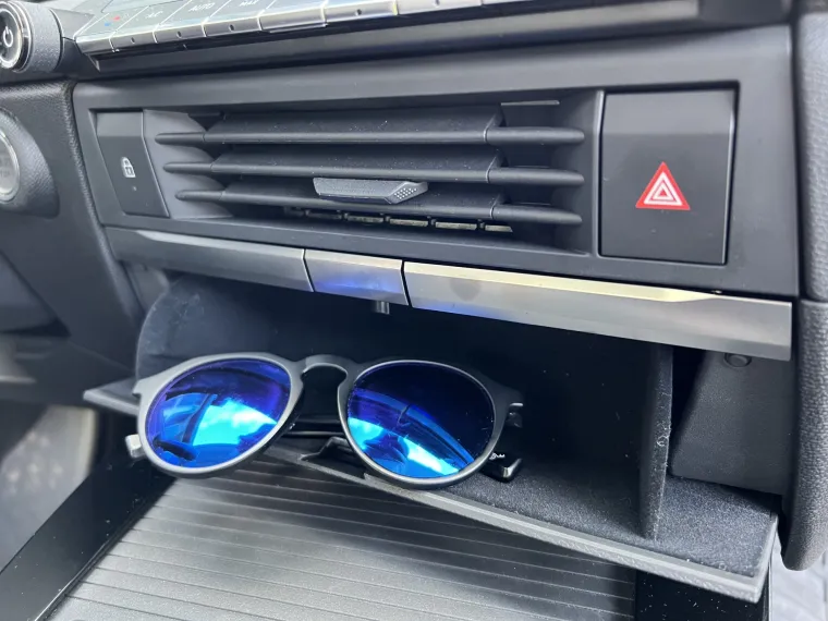 Ispod glavnog ekrana nalazi se pretinac za naočale