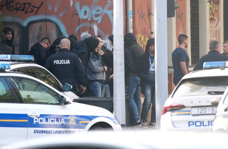 S palicama i maskirani, uz baklje i nasilni. Ovako je izgledao centar danas