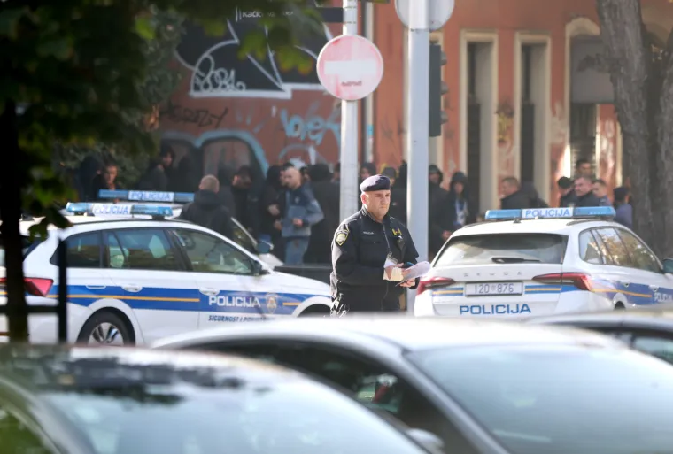 S palicama i maskirani, uz baklje i nasilni. Ovako je izgledao centar danas