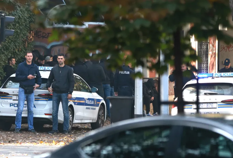 S palicama i maskirani, uz baklje i nasilni. Ovako je izgledao centar danas