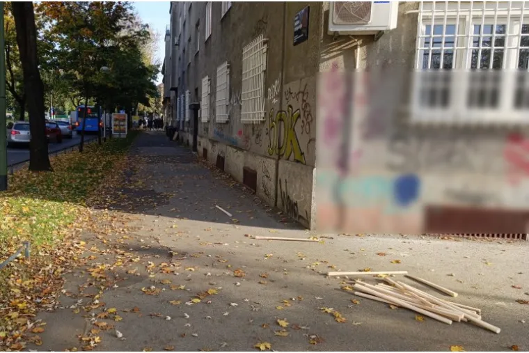 S palicama i maskirani, uz baklje i nasilni. Ovako je izgledao centar danas