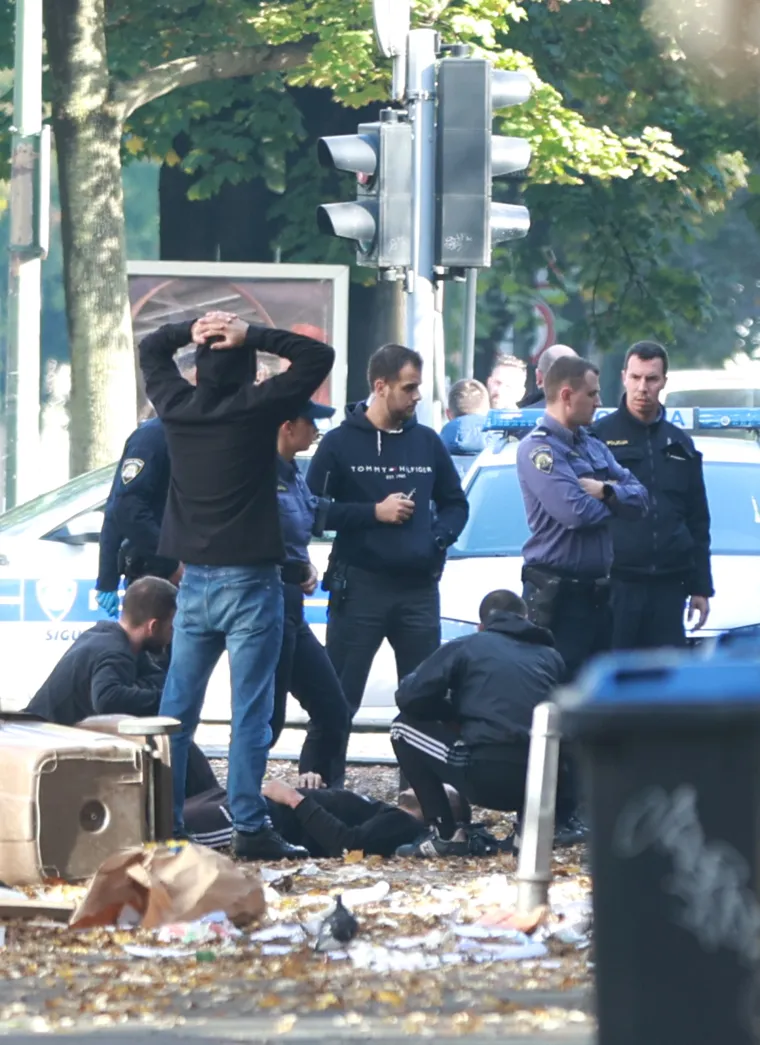 S palicama i maskirani, uz baklje i nasilni. Ovako je izgledao centar danas