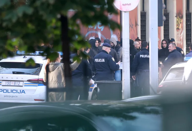 S palicama i maskirani, uz baklje i nasilni. Ovako je izgledao centar danas