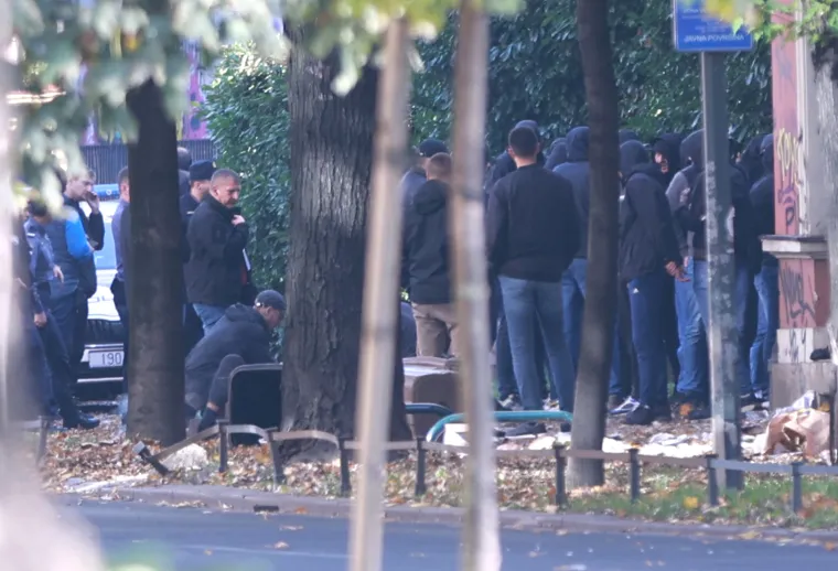 S palicama i maskirani, uz baklje i nasilni. Ovako je izgledao centar danas