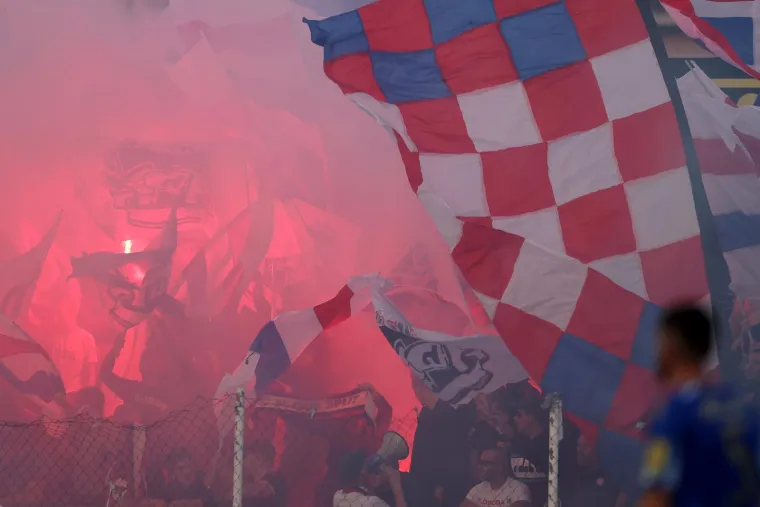 Torcida si za 72. rođendan zapalila i udarni transparent nakon što su napadnuti u gradu