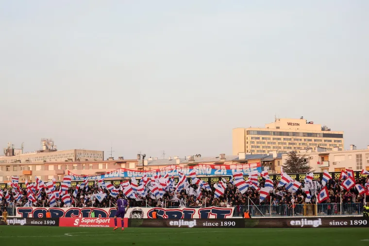 Torcida si za 72. rođendan zapalila i udarni transparent nakon &scaron;to su napadnuti u gradu