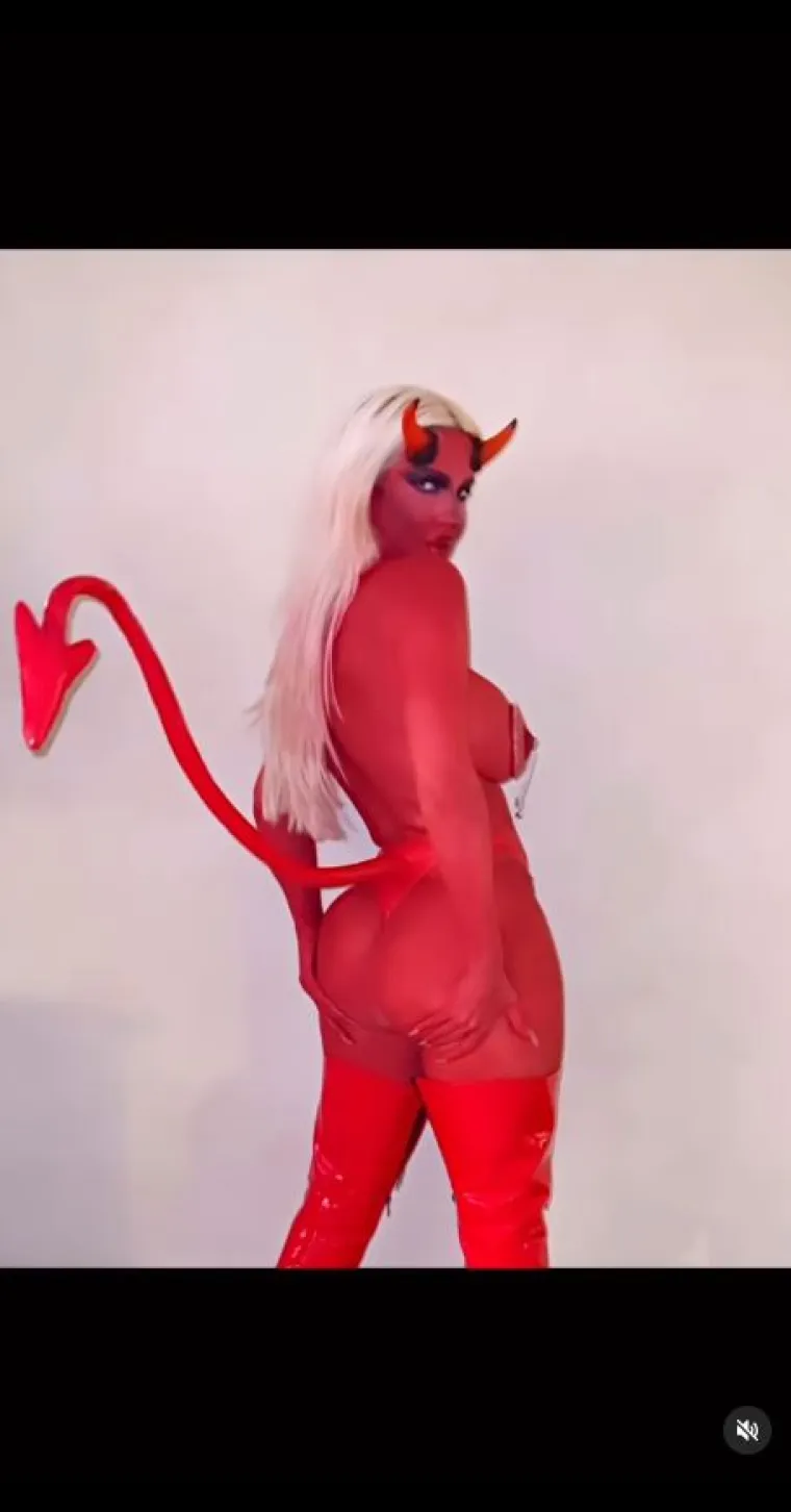 Jelena Karleuša osvanula kao vražica, cijela gola i obojena crvenom bojom: Jedni 'žele s njom u pakao', a drugi tvrde da je 'pukla odavno'