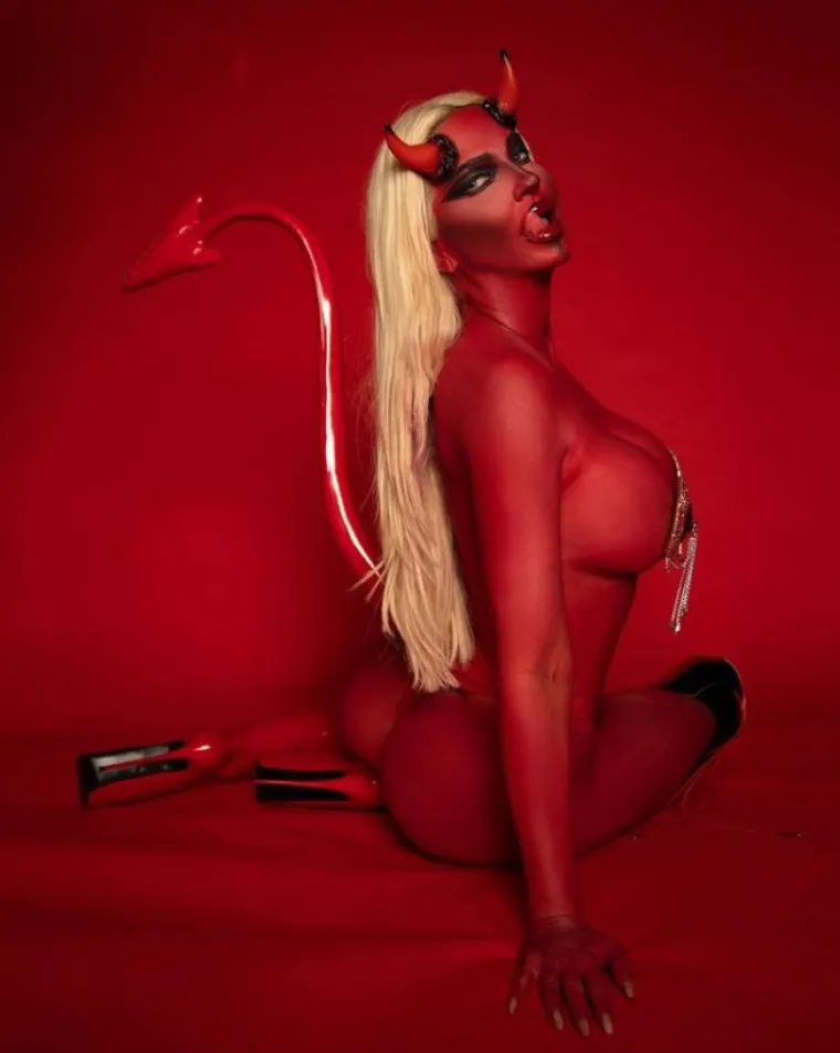Jelena Karleuša osvanula kao vražica, cijela gola i obojena crvenom bojom: Jedni 'žele s njom u pakao', a drugi tvrde da je 'pukla odavno'