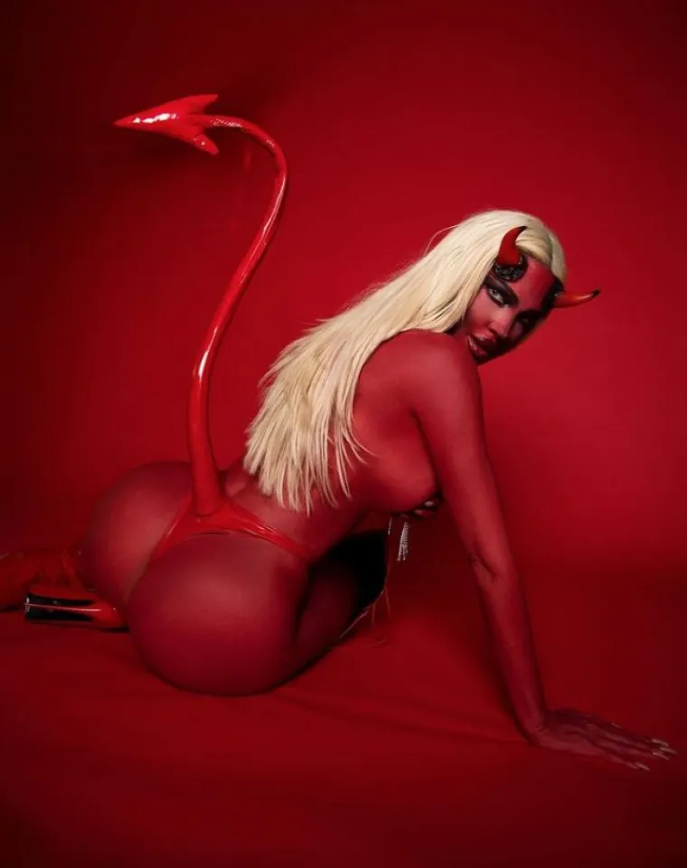 Jelena Karleuša osvanula kao vražica, cijela gola i obojena crvenom bojom: Jedni 'žele s njom u pakao', a drugi tvrde da je 'pukla odavno'
