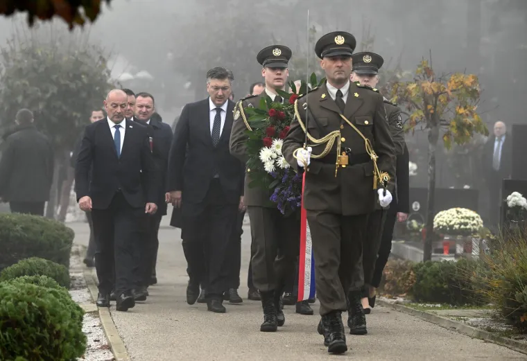 Polaganje vijenca na Mirogoju