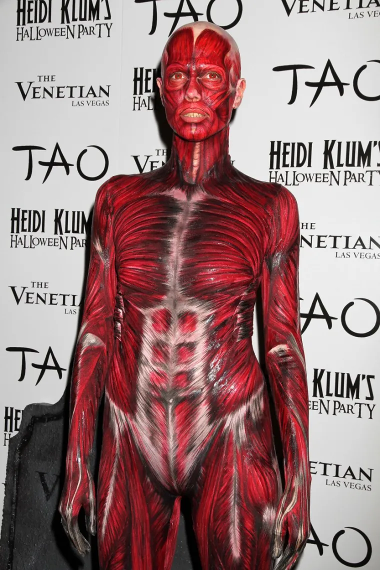 Heidi Klum se ozbiljno priprema za Helloween: Pozirala je gola i pokazala dijelove tijela koje pod hitno mora osunčati