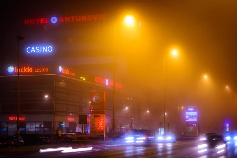 U 'Noći vještica' Zagreb je potpuno utonuo u maglu, ovo su prizori iz metropole