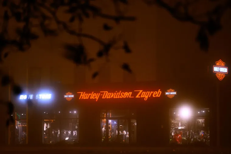U 'Noći vještica' Zagreb je potpuno utonuo u maglu, ovo su prizori iz metropole