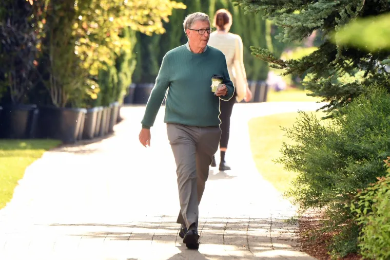 Američki kompjutorski programer i poduzetnik Bill Gates &quot;težak&quot; je 106 milijardi dolara. Obogatio se na softverskim rješenjima, jedan je od najpoznatijih poduzetnika u revoluciji osobnog računalstva, a u kasnijim se godinama karijere posvetio se znanosti i filantropiji, pa je tako donirao mnogo novca raznim humanitarnim organizacijama i programima znanstvenih istraživanja.