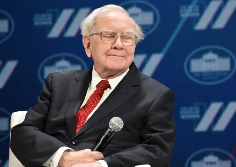 U redu &quot;bogatih filantropa&quot; nalazi se i Warren Buffet - jedan od najuspješnijih ulagača na svijetu. Zovu ga &quot;Prorokom iz Omahe&quot; ili &quot;Mudracem iz Omahe&quot; jer je poznat po svojoj privrženosti filozofiji vrijednosnog ulaganja te po osobnoj štedljivosti unatoč ogomnom bogatstvu. Njegova mjesečna &quot;plaća&quot; iznosi 100.000 dolara, a s 97 milijardi dolara u imovini, od Hrvatske je teži 32 milijarde dolara.