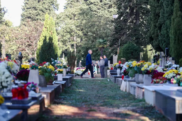 VELIKA FOTOGALERIJA Gužve na grobljima - građani pale svijeće i sjećaju se najmilijih