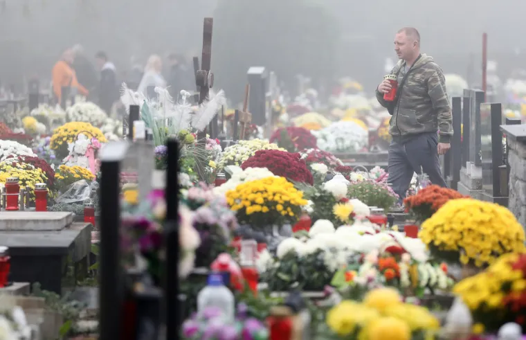 Građani na groblju Stenjevec u Zagrebu. 