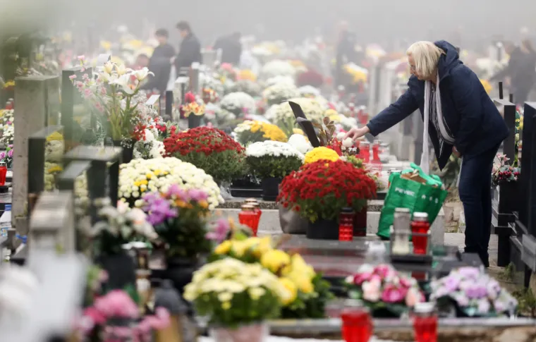 Građani na groblju Stenjevec u Zagrebu. 