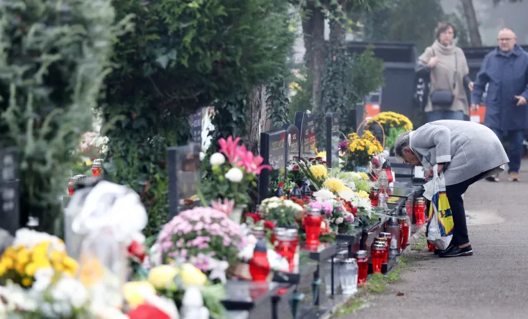 VELIKA FOTOGALERIJA Gužve na grobljima - građani pale svijeće i sjećaju se najmilijih