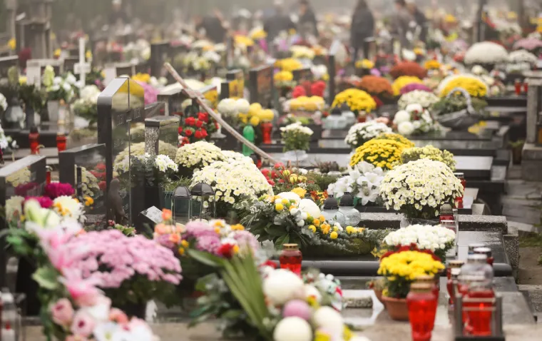 Građani na groblju Stenjevec u Zagrebu. 