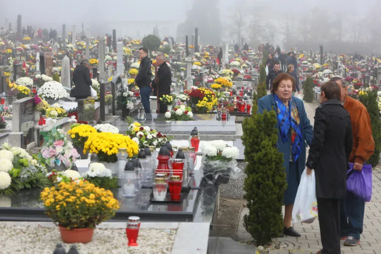 Građani obi&scaron;li grobove svojih bližnjih na karlovačkom groblju Dubovac. 