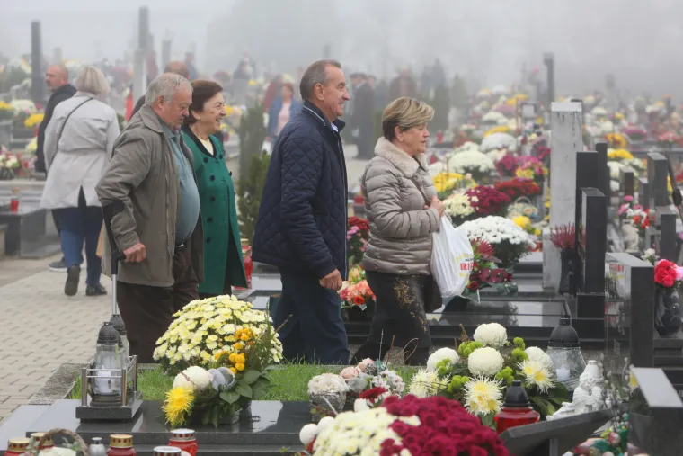 Građani obi&scaron;li grobove svojih bližnjih na karlovačkom groblju Dubovac. 