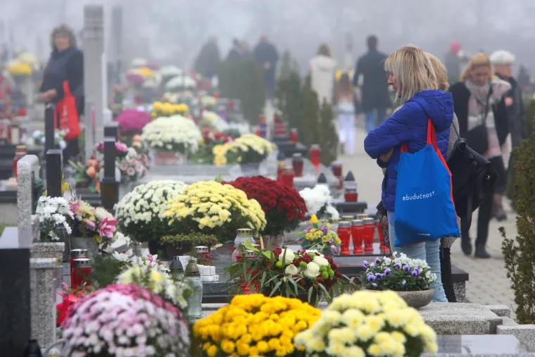 Građani obi&scaron;li grobove svojih bližnjih na karlovačkom groblju Dubovac. 