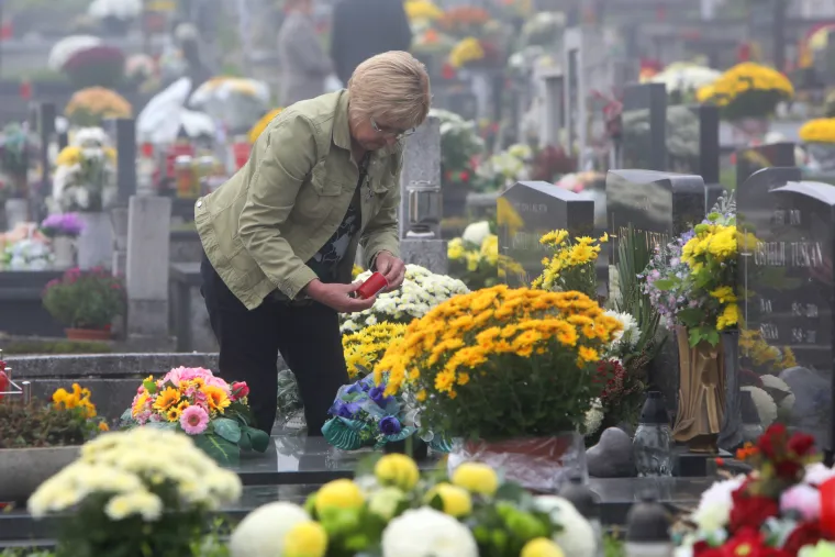 Građani obi&scaron;li grobove svojih bližnjih na karlovačkom groblju Dubovac. 