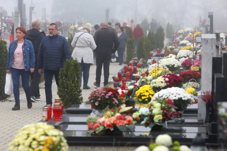 Građani obi&scaron;li grobove svojih bližnjih na karlovačkom groblju Dubovac. 