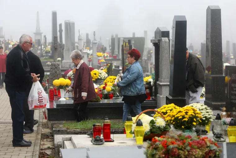 Građani obi&scaron;li grobove svojih bližnjih na karlovačkom groblju Dubovac. 