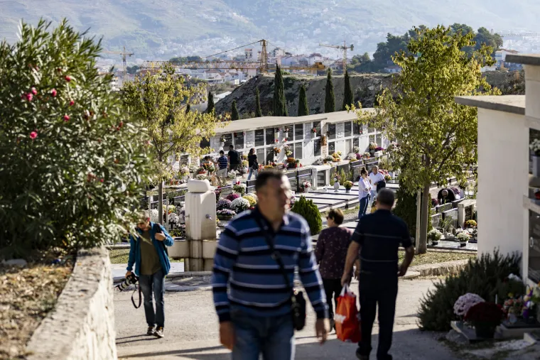 Splićani na gradskom groblju Lovrinac. 