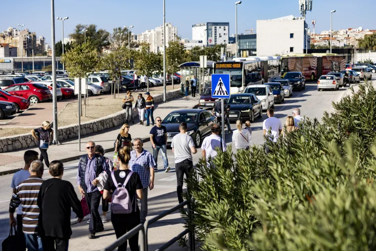 Splićani na gradskom groblju Lovrinac. 