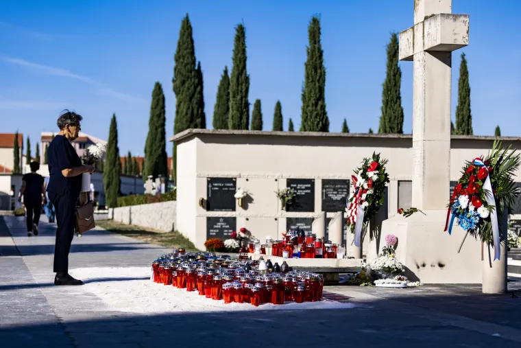 Splićani na gradskom groblju Lovrinac. 