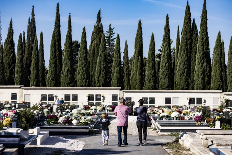 Splićani na gradskom groblju Lovrinac. 