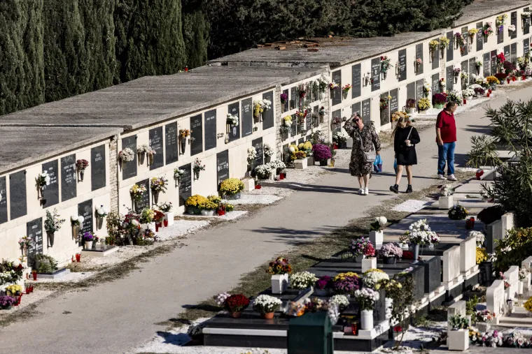 Splićani na gradskom groblju Lovrinac. 
