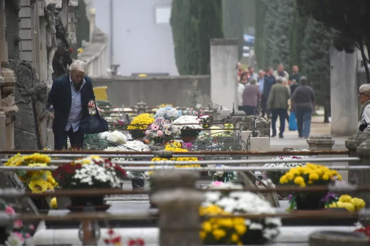 VELIKA FOTOGALERIJA Gužve na grobljima - građani pale svijeće i sjećaju se najmilijih
