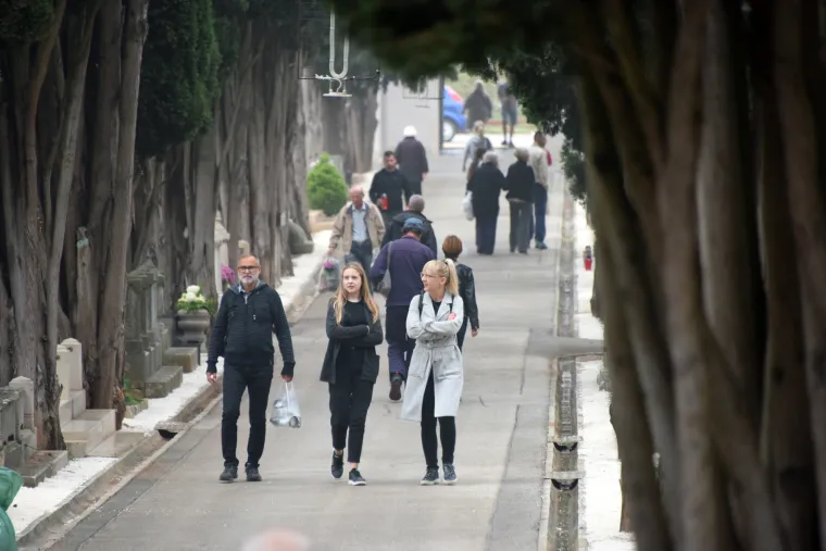 VELIKA FOTOGALERIJA Gužve na grobljima - građani pale svijeće i sjećaju se najmilijih
