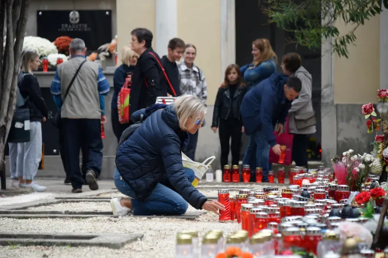 VELIKA FOTOGALERIJA Gužve na grobljima - građani pale svijeće i sjećaju se najmilijih