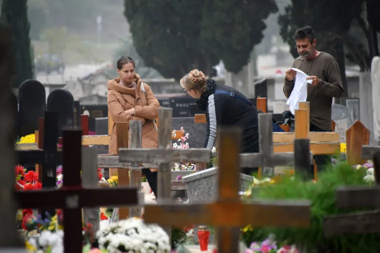 VELIKA FOTOGALERIJA Gužve na grobljima - građani pale svijeće i sjećaju se najmilijih