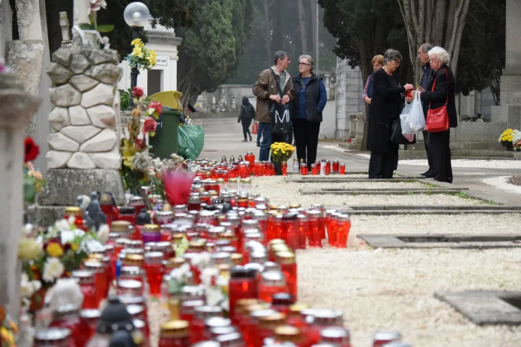 VELIKA FOTOGALERIJA Gužve na grobljima - građani pale svijeće i sjećaju se najmilijih