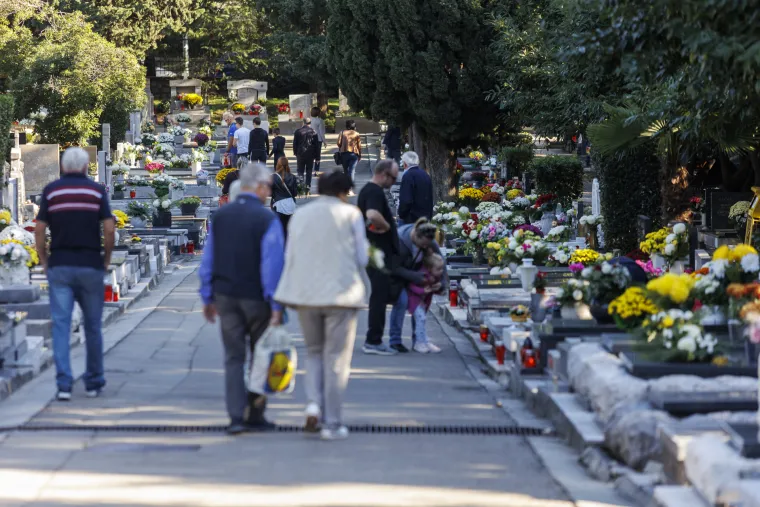 VELIKA FOTOGALERIJA Gužve na grobljima - građani pale svijeće i sjećaju se najmilijih