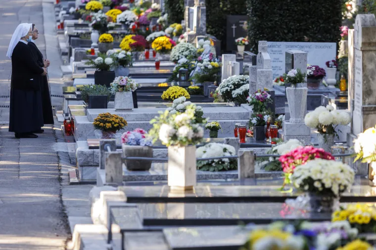 VELIKA FOTOGALERIJA Gužve na grobljima - građani pale svijeće i sjećaju se najmilijih