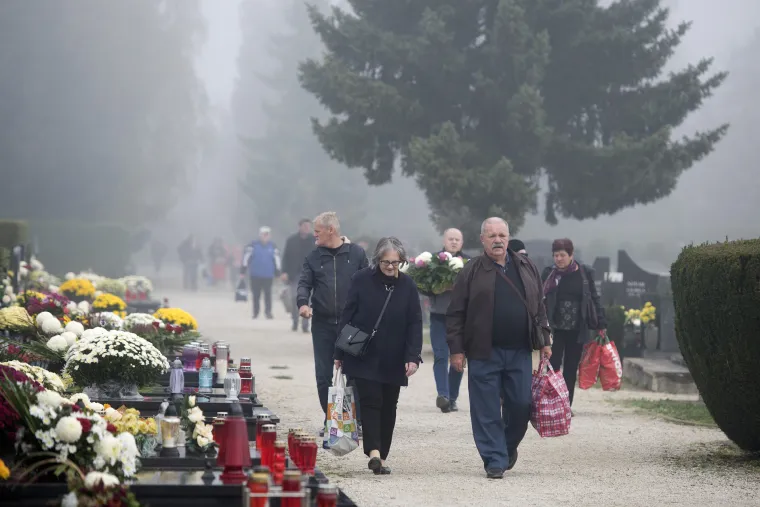 Čakovečko groblje na blagdan Svih svetih. 