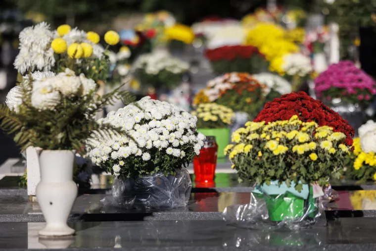 VELIKA FOTOGALERIJA Gužve na grobljima - građani pale svijeće i sjećaju se najmilijih