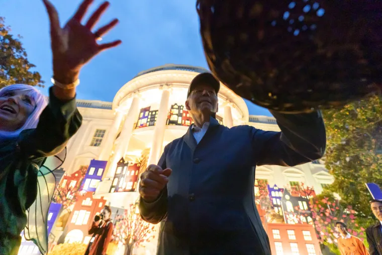 Zombiji, princeze i Joe Biden: Pogledajte kako izgleda Noć vje&scaron;tica u Bijeloj kući!